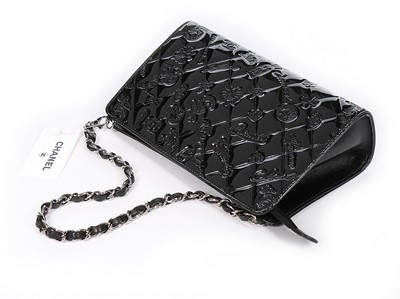 Lot 121 - A Chanel black embossed patent leather handbag,...