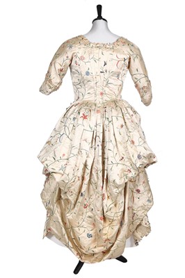 Lot 543 - A Cantonese embroidered robe à l'Anglaise, 1780s