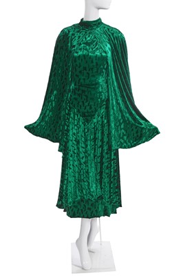 Lot 391 - A Christian Dior haute couture by Marc Bohan emerald panné velvet evening ensemble, Autumn-Winter 1985-86