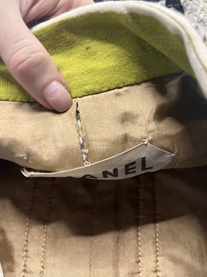 Lot 61 - A Gabrielle Chanel haute couture tweed suit, circa 1969