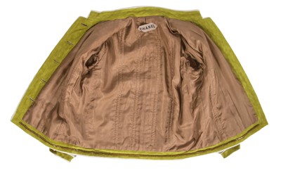 Lot 61 - A Gabrielle Chanel haute couture tweed suit, circa 1969