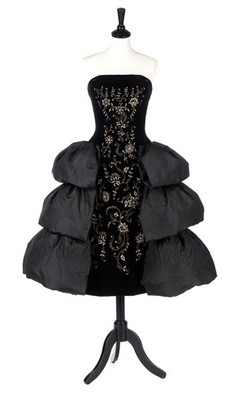 Lot 199 - A couture/defil cocktail dress, 1955-56,...