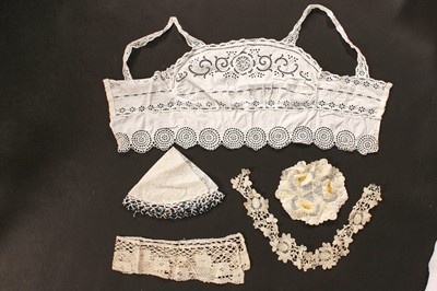 Lot 355 - A large group of domestic lace trimmings,...