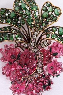 Lot 51 - An Iradj Moini oversized 'raspberry' brooch,...