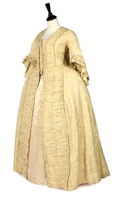 Lot 117 - A pale primrose damask satin robe à la...