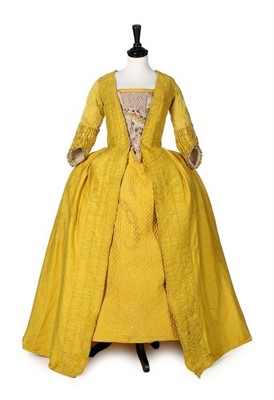 Lot 125 - A brilliant yellow bourette silk robe à la...