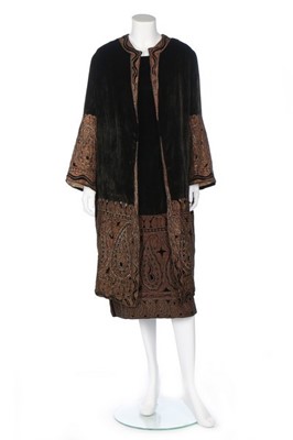 Lot 166 - A Vitaldi Babani embroidered velvet evening...