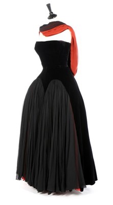 Lot 185 - A Madame Grès couture black velvet and chiffon...