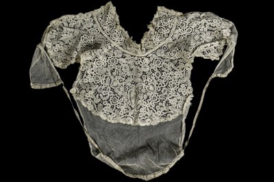 Lot 410 - A good group of assorted lace collars, edgings,...
