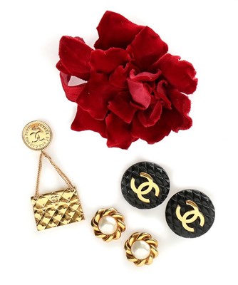 Lot 122 - A Chanel gilt metal handbag shaped brooch,...