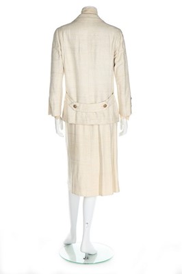 Lot 200 - A Chanel couture ivory slubbed silk/linen suit,...