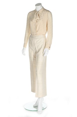 Lot 200 - A Chanel couture ivory slubbed silk/linen suit,...