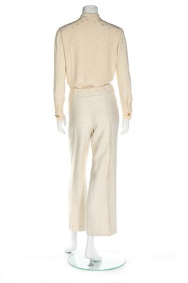 Lot 200 - A Chanel couture ivory slubbed silk/linen suit,...