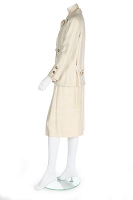 Lot 200 - A Chanel couture ivory slubbed silk/linen suit,...