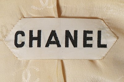 Lot 200 - A Chanel couture ivory slubbed silk/linen suit,...