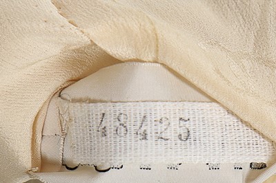 Lot 200 - A Chanel couture ivory slubbed silk/linen suit,...