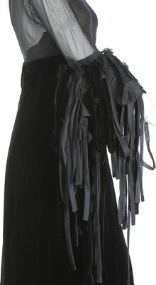 Lot 141 - A Pierre Balmain couture black velvet evening...
