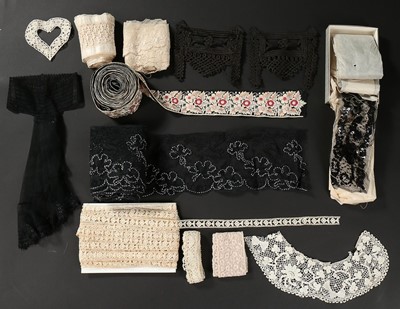 Lot 442 - Assorted dress trimmings and lace, including...