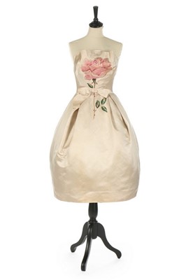 Lot 386 - A Norman Hartnell couture ivory satin cocktail...