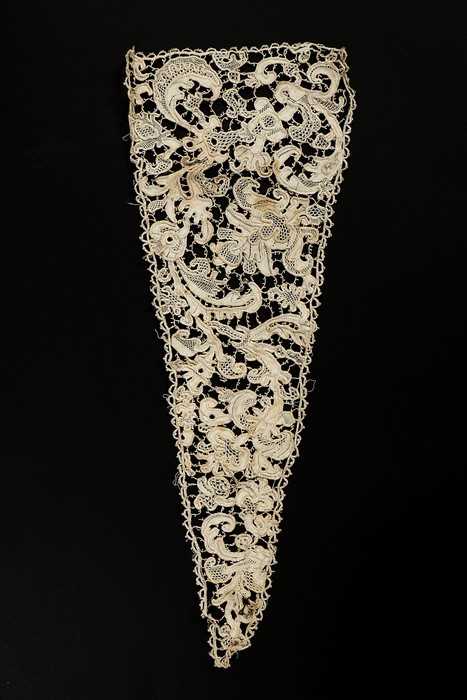 Lot 471 - A collection of Italian needle lace, 17th...