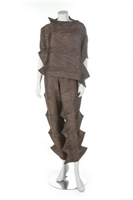 Lot 348 - A good Issey Miyake 'Zig-Zag' ensemble, 1994,...