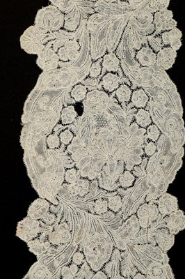 Lot 472 - A pair of Brusselss bobbin lace lappets, early...