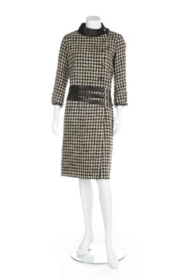 Lot 159 - A Chanel couture hound's tooth checked tweed...