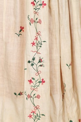 Lot 30 - An embroidered lawn robe à l'Anglaise, circa...