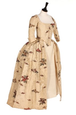 Lot 271 - A Spitalfields silk robe l'Anglaise, 1770-80,...