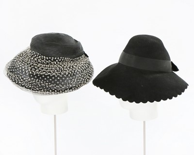Lot 52 - A group of ladies hats, mainly 1940s,...