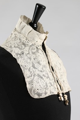Lot 13 - A collar of Milanese bobbin lace, believed to...