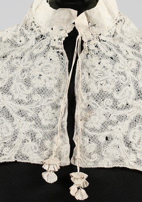 Lot 13 - A collar of Milanese bobbin lace, believed to...