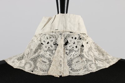 Lot 13 - A collar of Milanese bobbin lace, believed to...