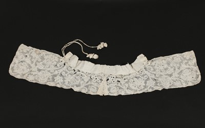 Lot 13 - A collar of Milanese bobbin lace, believed to...