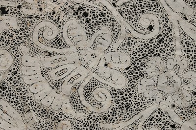 Lot 13 - A collar of Milanese bobbin lace, believed to...