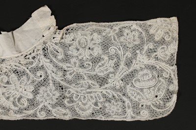 Lot 13 - A collar of Milanese bobbin lace, believed to...