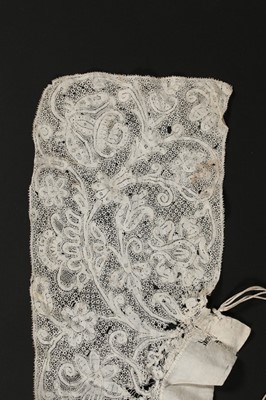 Lot 13 - A collar of Milanese bobbin lace, believed to...