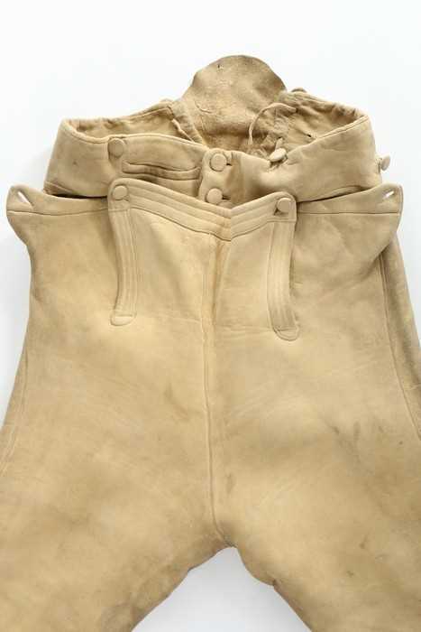 Lot 29 - A pair of men's doeskin breeches, circa 1790,