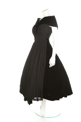 Lot 91 - A Madame Grès couture pleated silk jersey and...
