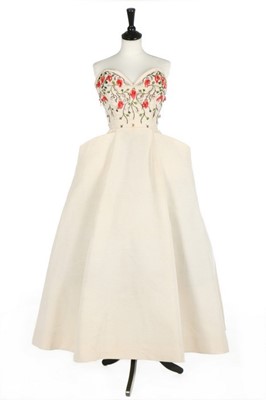 Lot 85 - A Pierre Balmain couture ball gown,...