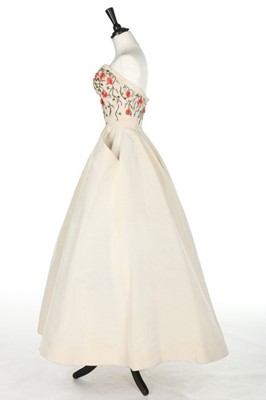 Lot 85 - A Pierre Balmain couture ball gown,...