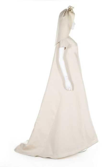 Lot 106 - A fine and important Balenciaga couture ivory...