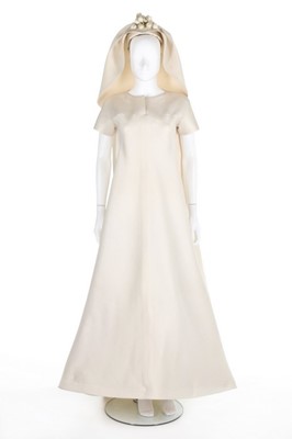 Lot 106 - A fine and important Balenciaga couture ivory...