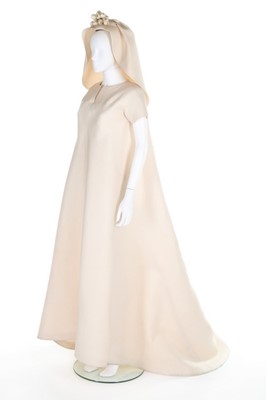 Lot 106 - A fine and important Balenciaga couture ivory...