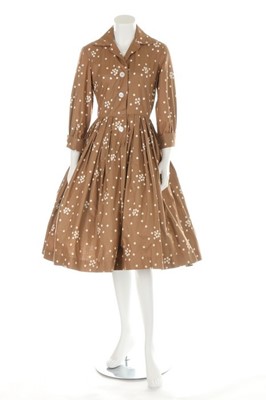 Lot 40 - A printed cotton dress, 1950s, brown ground...