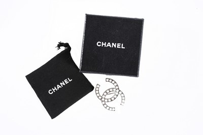 Lot 155 - A Chanel double 'C' brooch of silver-coloured...