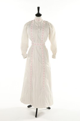 Lot 341 - A group of mainly Edwardian whites and lace,...