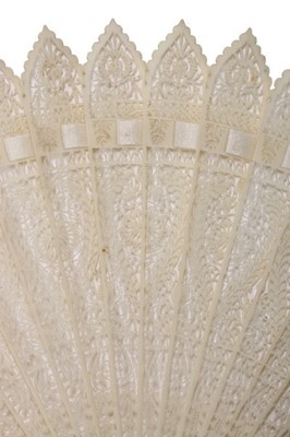 Lot 59 - French War and Peace printed paper fan 1820,...