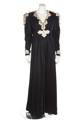 Lot 283 - An Oscar de la Renta navy velvet evening gown,...