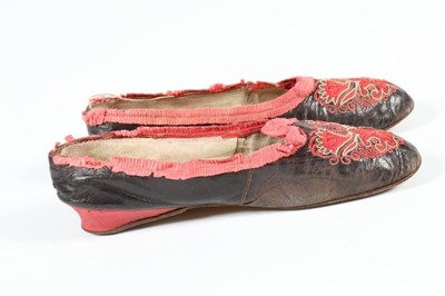 Lot 55 - A pair of glac leather pumps and two single...